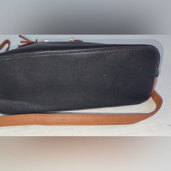 Chic Two-Tone Crossbody Bag with Tassels - Picture 9 of 12